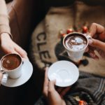 En köpüklü Türk Kahvesini misafire ikram ediyoruz